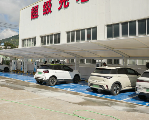Fleet of electric vehicles using liquid-cooled DC fast chargers at a 350kW supercharging hub, illustrating 2025 EV infrastructure.