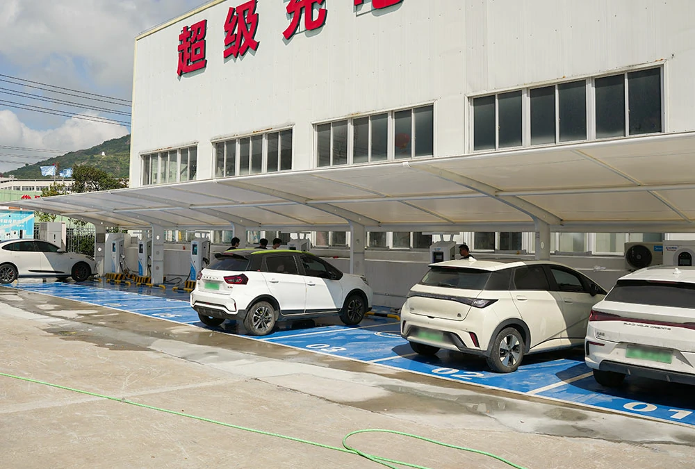 Fleet of electric vehicles using liquid-cooled DC fast chargers at a 350kW supercharging hub, illustrating 2025 EV infrastructure.